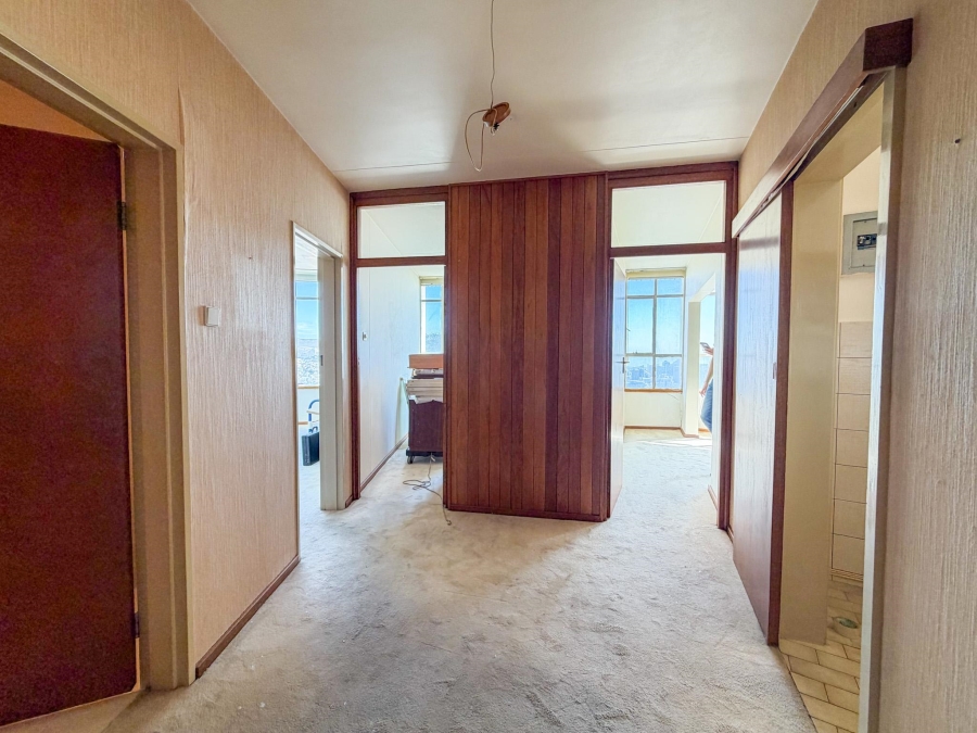 2 Bedroom Property for Sale in Vredehoek Western Cape